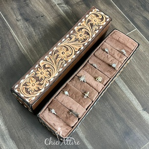 Estuche de exhibición de anillo de cuero mecanizado a mano de diseño elegante, organizador de soporte forrado de terciopelo, caja de almacenamiento de joyería Vertical para mujer - Product Image 1