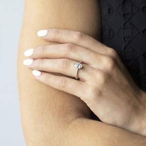 Bague de fiançailles solitaire perlée de diamant taille poire pour femme - Product Image 3