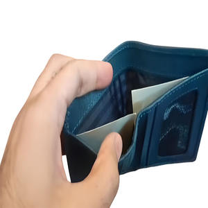 Cartera Minimalista Moderna de Dos Pliegues para Hombre con Acabado de Textura Duradera y Compartimentos para Tarjetas Interiores con Relieve de Lujo - Product Image 4