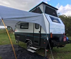 Caravane de luxe pour le camping, dotée d'un lit queen size, d'un coin repas en cuir et d'une salle de bain complète pour les voyageurs. - Product Image 3