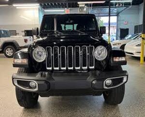 Jeep Gladiator Overland 2023 d'occasion, en parfait état, faible kilométrage, en stock, offert à un prix incroyable, à ne pas manquer - Product Image 1