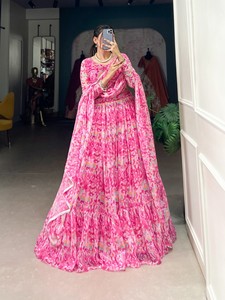 Lehenga Choli en organza soyeux à imprimé pailleté, col en V, coupe trapèze, traîne cathédrale, longueur ras du sol, avec finition en dentelle, pour mariages - Product Image 3