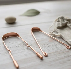 Nettoyant lingual en cuivre durable pour une routine de soins bucco-dentaires éco-responsable, soutenant un choix d'hygiène naturelle réutilisable - Product Image 1