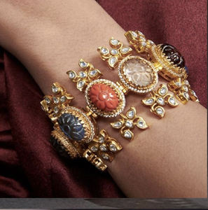 Conjunto de brazaletes de latón de varias capas con delicados detalles de piedras. Estilo atemporal. Disponible a precios de mayoreo. - Product Image 6