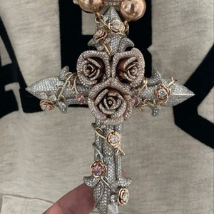 Pendentifs et breloques de luxe hip-hop entièrement sertis, forme fleur, croix, or rose, plaqué or, diamant, pendentif religieux pour hommes et femmes - Product Image 2