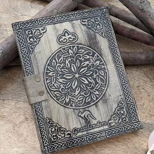 Diario de cuero en relieve de gato antiguo 2x cierres de latón C diseño frontal trasero | Diario exclusivo para mascotas peludas - Product Image 2