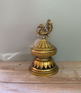 Brûleur d'encens en laiton à motif tribal pour une décoration ethnique, ajoutant une touche culturelle et un mouvement de fumée doux - Product Image 4