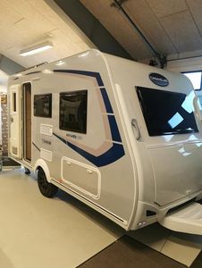 Remolque de Viaje Grande para Autocaravanas con Sistema de Energía Solar, Caravana de Camping 4x4 de Lujo Importada de Austria para 4 Personas - Product Image 3