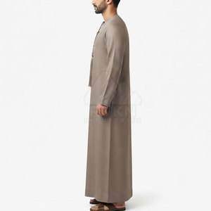 Kandura émirati confortable pour homme, thobe traditionnel avec détail de pompon au col, coupe régulière, manches longues, en coton respirant et léger, longueur cheville - Product Image 3