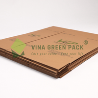Cartons de grands emballages en carton ondulé Boîtes en carton ondulé Boîte en carton extra large ondulée à la main isolée au Vietnam