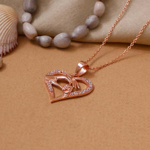 Collar con Colgante de Manos con Corazón Chapado en Oro Rosa, Regalo Perfecto para Ella - Product Image 4