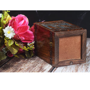 Urne en palissandre fabriquée à la main pour cendres humaines aigle urnes en bois gravées pour adultes urne funéraire celtique fabriquée à la main par AYAANS - Product Image 3