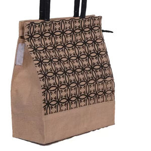 Bolsa de yute ecológica al por mayor con asas de cuero auténtico, reutilizable y espaciosa, estilo elevado, disponible para la venta - Product Image 3