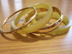 Juego de regalo de accesorios modernos para todos los días que incluye brazaletes de moda Sujetadores únicos y joyería de resina Ideas de regalo perfectas - Product Image 4