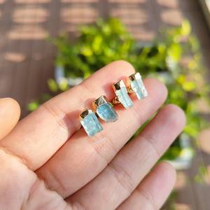 ต่างหูเม็ดเดี่ยวสีอะความารีนดิบขนาดเล็กคริสตัลอัญมณีสีฟ้าบำบัดนำโชคเดือนมีนาคม925เงินสเตอร์ลิงทอง14K - Product Image 3