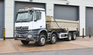 Camion benne d'occasion Mercedes-Benz Arocs 3240 RHD 8x4 Diesel 40T avec conduite à droite, modèle 2014 - Product Image 1