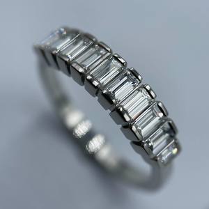 Bague de fiançailles demi-éternité en diamant de laboratoire taille baguette sertie clos, 1,2 carat total, or blanc, romantique, pour fête et mariage - Product Image 5