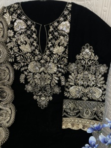 Shalwar Kameez de terciopelo puro indio para invierno con bordados y lentejuelas, ropa formal completa con una elegante dupatta de georgette. - Product Image 2