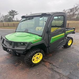 Véhicule utilitaire John Deere Gator XUV835 conçu pour les travaux extérieurs difficiles, avec des performances puissantes et une maniabilité fluide. - Product Image 4