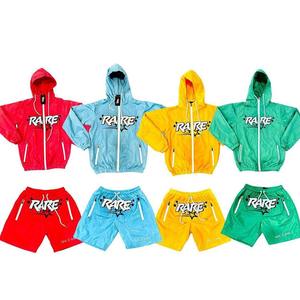 Chaqueta cortavientos con cremallera para hombre con logotipo bordado personalizado, conjunto de pantalones cortos, conjuntos de chándales cortos para exteriores de poliéster y nailon para hombre - Product Image 1