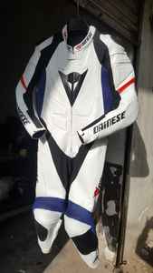 Elegante traje de motocicleta de equipo de carreras de cuero de alto rendimiento con armadura protectora ajuste ergonómico y paneles transpirables equipo de motorista - Product Image 5