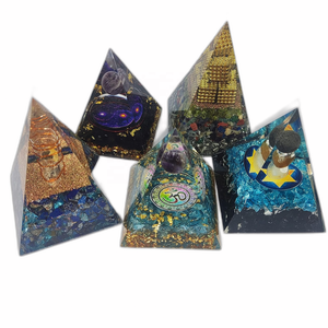 PIRAMIDE DE ORGONITA CON SÍMBOLO OM, PIRÁMIDE DE CRISTAL DE ORGONITA, PIRÁMIDE ORGÁNICA DE PIEDRA PRECIOSA CON ACABADO SUPERIOR, PARA SANACIÓN CON ENERGÍA, FENG SHUI - Product Image 1