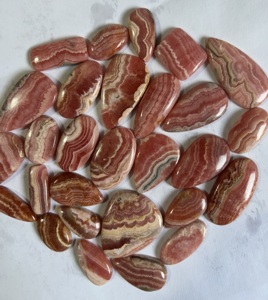 หินคริสตัลโรโดโครไซต์สีชมพูธรรมชาติขัดเจียระไนแบบอัญมณีหลวมกำหนดขนาดเองสำหรับรักษารูปร่างผสม - Product Image 4