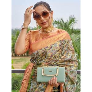 Elegante Sari de Organza con Estampado Floral Azul Cielo para Novias y Damas de Honor - Product Image 2