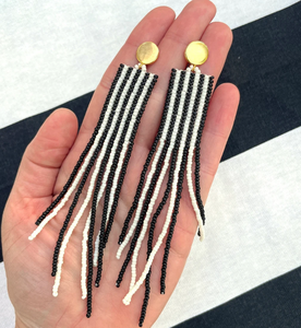 Pendientes de moda con cuentas de semillas a rayas en blanco y negro / Pendientes largos con borlas / Pendientes llamativos contemporáneos con borlas - Product Image 1