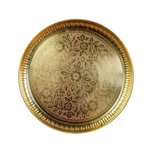 Plateau de service rond en laiton doré avec poignées ornées et bord en treillis gravé pour événements et hôtels de luxe - Product Image 6