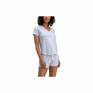 Conjunto de pijama de dos piezas gris claro para mujer, top de manga corta con cuello en V y pantalones cortos con cordón - Product Image 1