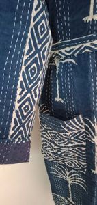 แจ็กเก็ต Kantha อินเดียวินเทจเสื้อคลุมผ้าฝ้ายบุนวมยาวลายดอกไม้ระบายอากาศได้ดีชุดกระโปรงฤดูหนาวเข็มขัดปิด - Product Image 6