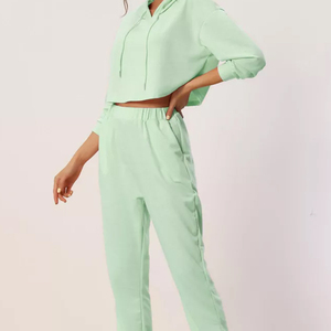 เสื้อครอปสลิมฟิตของผู้หญิงเสื้อแจ็คเก็ตคอตตอน100% ชุดวอร์มฤดูหนาวมีฮู้ดติดโลโก้ด้านหน้า - Product Image 4