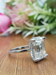 Anillo de Compromiso y Boda Clásico con Diamante de Corte Esmeralda de 2.5ct Cultivado en Laboratorio VVS para Mujer, Certificado para 14k - Product Image 2