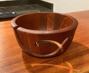 Cuenco de madera de teca para hilo, 9 pulgadas de diámetro en el punto más ancho x 4.75 pulgadas de altura, en muy buen estado vintage - Product Image 6