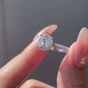 Anillo de compromiso con halo de diamantes de laboratorio redondos de 3.00 quilates con certificación IGI, engaste tipo catedral, estilo elegante - Product Image 4