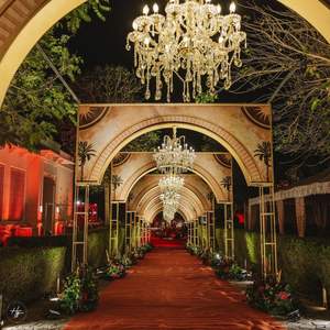 Arche dorée élégante et luxueuse à dos incurvé, rayonnant de chaleur, de sophistication et d'un charme de célébration intemporel - Product Image 4