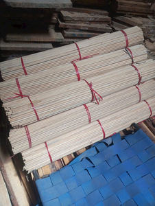 Manche à balai en bois d'eucalyptus américain Tête en plastique portable Qualité supérieure 60-120CM Fabriqué au Vietnam - Product Image 4