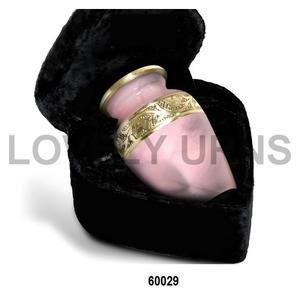 Petite urne commémorative en laiton gravée à la main, en velours rose, en forme de cœur, pour les cendres humaines - Mini souvenir de crémation pour maman ou quelqu'un - Product Image 1