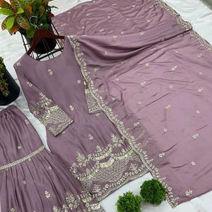 คอลเลคชั่นชุดเดรสสไตล์อินเดียสมัยใหม่ของ Tennecy สำหรับสุภาพสตรี พร้อมผ้าคลุมไหล่ปักลายหนัก งานปักคุณภาพสูง เหมาะสำหรับงานปาร์ตี้ ผ้าไม่ยับ สามารถใส่ได้สองด้าน - Product Image 1