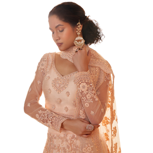 Hermoso Conjunto Tradicional de Blusa y Dupatta, Impresionante Bordado con Cordones, Pedrería Pesada, Lehenga Choli de Seda para Bodas y Fiestas - Product Image 1