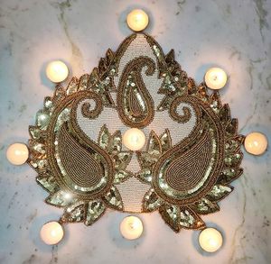 Beaux napperons perlés fabriqués à la main pour centre de table et cuisine avec des feuilles d'or supplémentaires en cuivre doré et blanc - Product Image 4