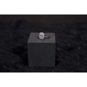 Anillo de Compromiso Hecho a Mano en Plata de Ley 925 con Diamante Corte Esmeralda y Baño de Rodio - Product Image 2