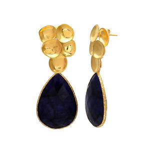 Nouveau produit Boucles d'oreilles pendantes élégantes dorées Boucles d'oreilles design pétales de fleurs Onyx noir doré et goutte par pierre précieuse - Product Image 2