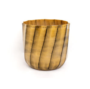 Maceta de metal sostenible con costillas curvas esmaltadas Maceta en relieve Decoración interior al aire libre Tendencia Maceta de metal duradera - Product Image 1