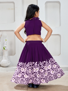 Conjunto de Lehenga Choli Morado Bordado para Niñas de Shoryam Fashion Boutique, Corte Regular, Largo hasta el Suelo, Borde Festoneado, Diseño de Fiesta - Product Image 3