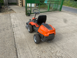 Compre una podadora de césped Husqvarna R 112C Rider de fábrica, resistente y con tractor de jardín disponible - Product Image 5