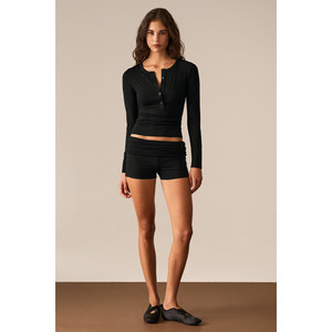ETHIQUET EVOLVE Pantalones cortos plegables de cintura alta de tela suave y elástica para mujer - Product Image 4