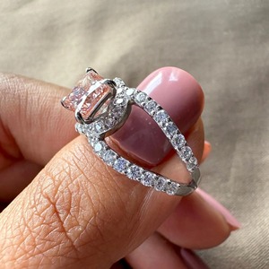 Anillo de Compromiso con Diamante Cultivado en Laboratorio de Corte Princesa de 1.75 Ct, Color Rosa Fantasía, con Halo de Oro de 14k, Anillo de Boda para Regalo de San Valentín - Product Image 4