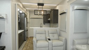 NEATLY USED 2024 Cross Roads RED WOODs 4001 LK Fifth Wheel à vendre pour le camping et les voyages - Product Image 5